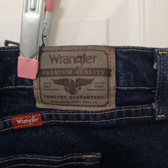 NWT Wrangler Flex Relaxed Fit Men's Shorts Size 46 Dark Wash - Picture 5 of 7